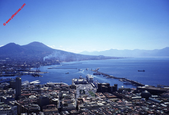 Napoli. Vista sul Molo Beverello ed il Vesuvio