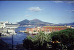 Neapel. Hafenbecken und Vesuv
