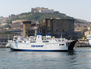 Isola d'Ischia. Traghetto nel porto di Napoli in sottofondo il Maschio Angioino